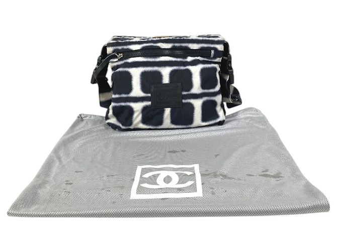 Borsa a tracolla in nylon sportivo Chanel Nero Bianco - vista 18