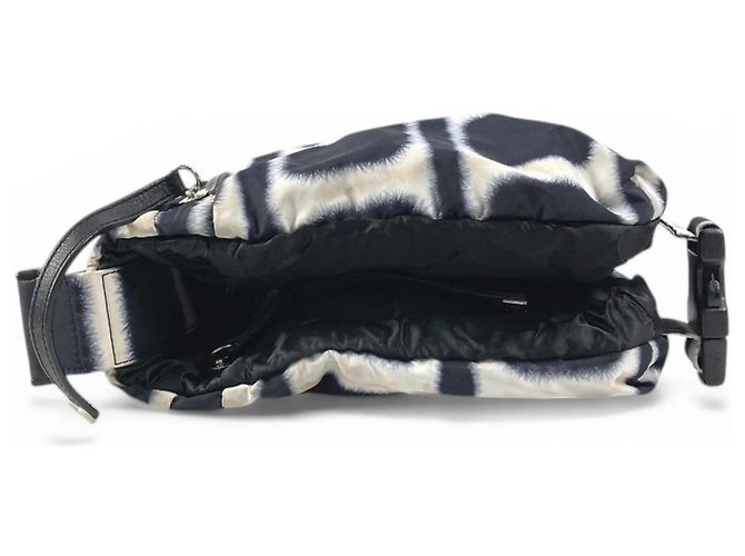 Borsa a tracolla in nylon sportivo Chanel Nero Bianco - vista 4
