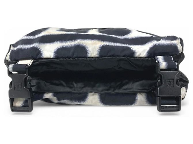 Borsa a tracolla in nylon sportivo Chanel Nero Bianco - vista 5
