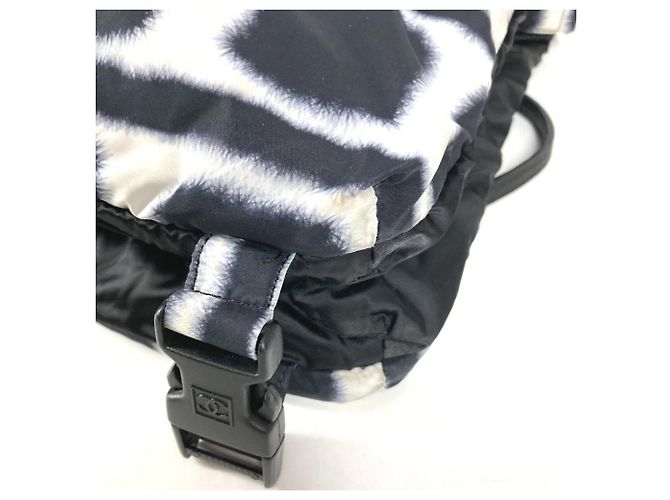 Borsa a tracolla in nylon sportivo Chanel Nero Bianco - vista 6