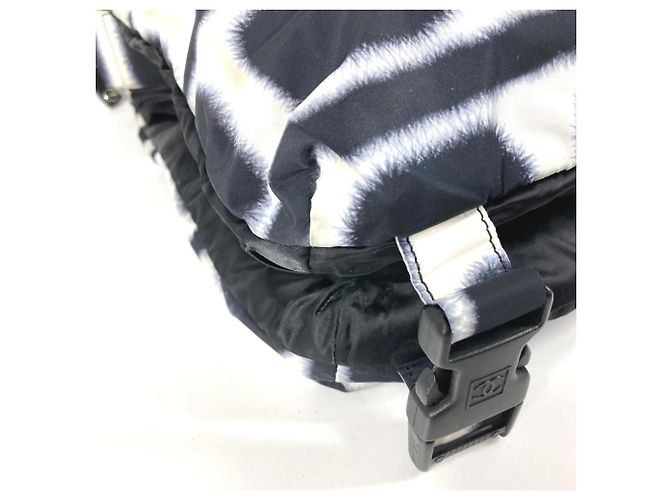 Borsa a tracolla in nylon sportivo Chanel Nero Bianco - vista 7