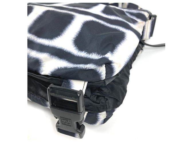 Borsa a tracolla in nylon sportivo Chanel Nero Bianco - vista 8