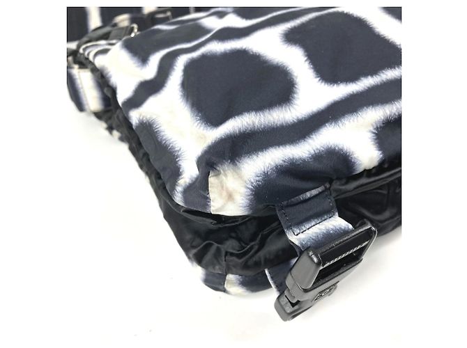 Borsa a tracolla in nylon sportivo Chanel Nero Bianco - vista 9