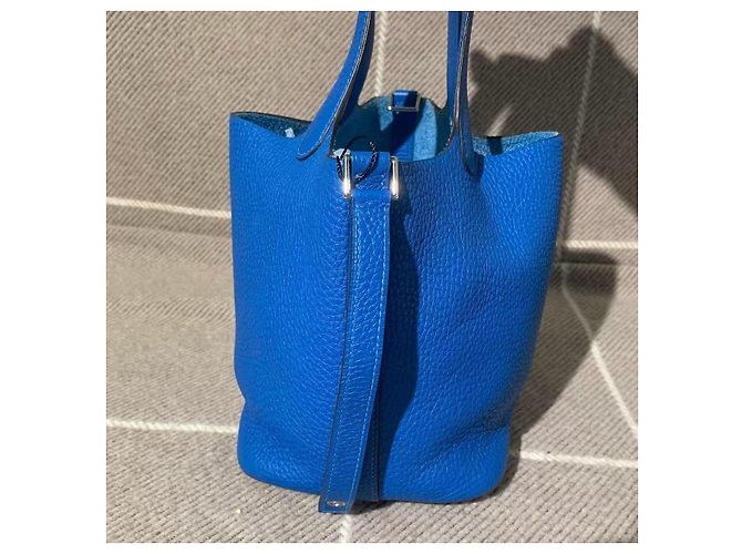 Borsa Hermès Lovebag 18 b3 in pelle blu - vista 2