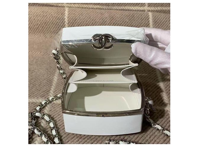 Bolsa de maquiagem compacta Chanel 21K Collection em pele de cordeiro branca Branco - vista 2