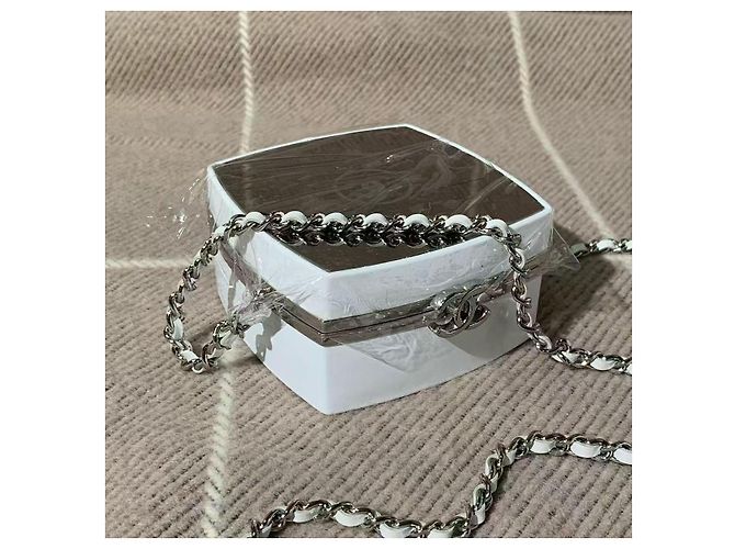 Bolsa de maquiagem compacta Chanel 21K Collection em pele de cordeiro branca Branco - vista 3