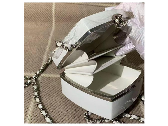 Bolsa de maquiagem compacta Chanel 21K Collection em pele de cordeiro branca Branco - vista 4