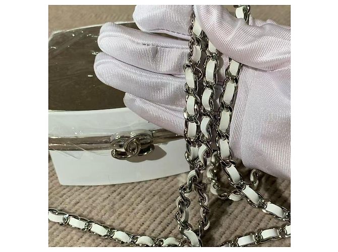 Bolsa de maquiagem compacta Chanel 21K Collection em pele de cordeiro branca Branco - vista 5