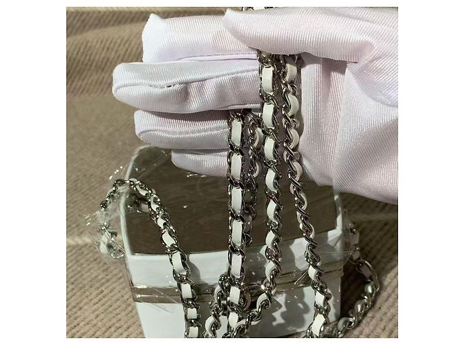 Bolsa de maquiagem compacta Chanel 21K Collection em pele de cordeiro branca Branco - vista 6