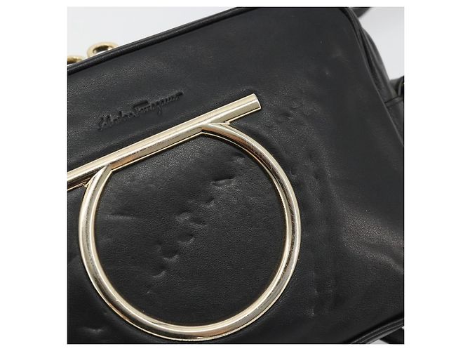 Salvatore Ferragamo Borsa a Spalla Gancini Chain in Pelle Nera Oro Auth 176787 Nero D'oro - vista 14