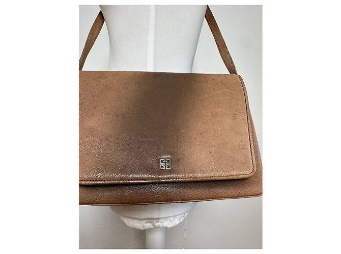 Vintage Givenchy 4G Logo aus genarbtem Leder Umhängetasche in Tan - Ansicht 10