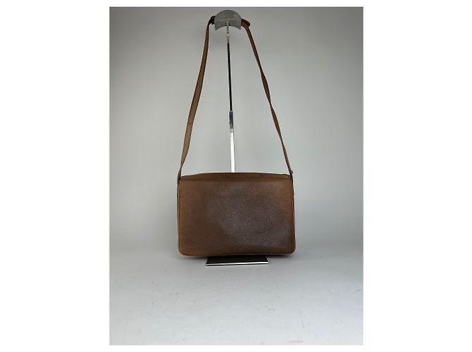 Vintage Givenchy 4G Logo aus genarbtem Leder Umhängetasche in Tan - Ansicht 2