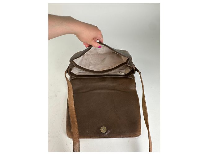 Vintage Givenchy 4G Logo aus genarbtem Leder Umhängetasche in Tan - Ansicht 5