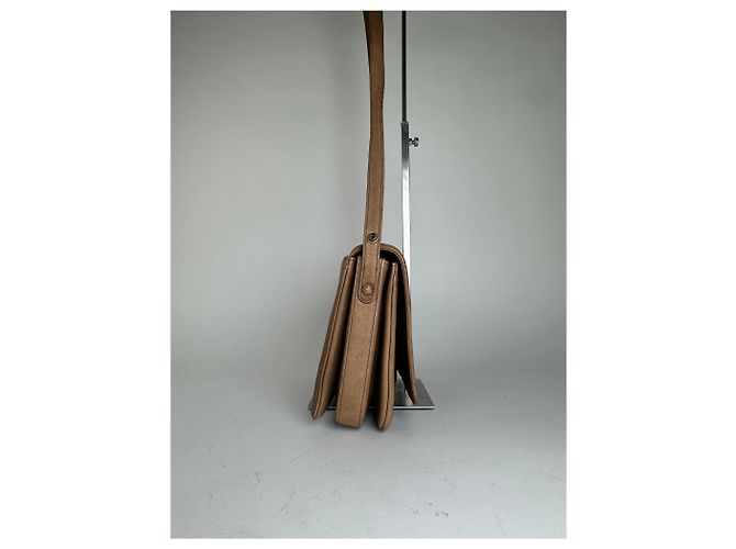 Vintage Givenchy 4G Logo aus genarbtem Leder Umhängetasche in Tan - Ansicht 7