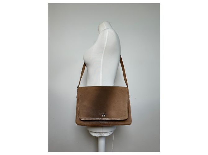 Vintage Givenchy 4G Logo aus genarbtem Leder Umhängetasche in Tan - Ansicht 8