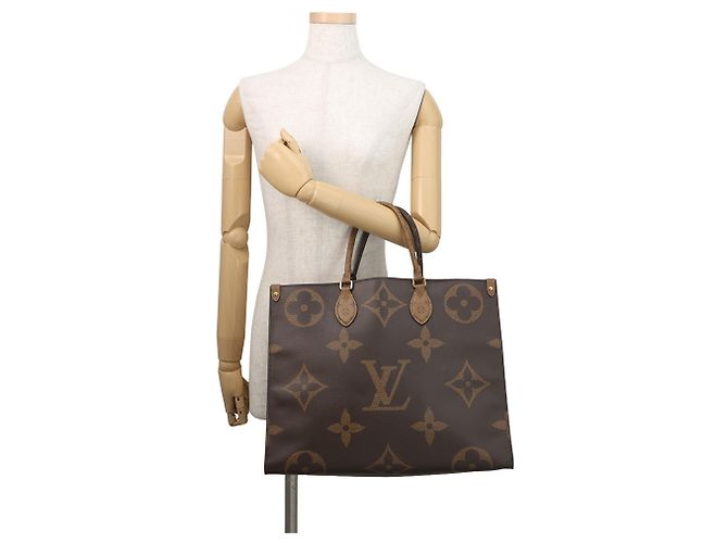Borsa Tote OnTheGo GM Monogram Reverse Gigante Louis Vuitton Rosso - vista 4