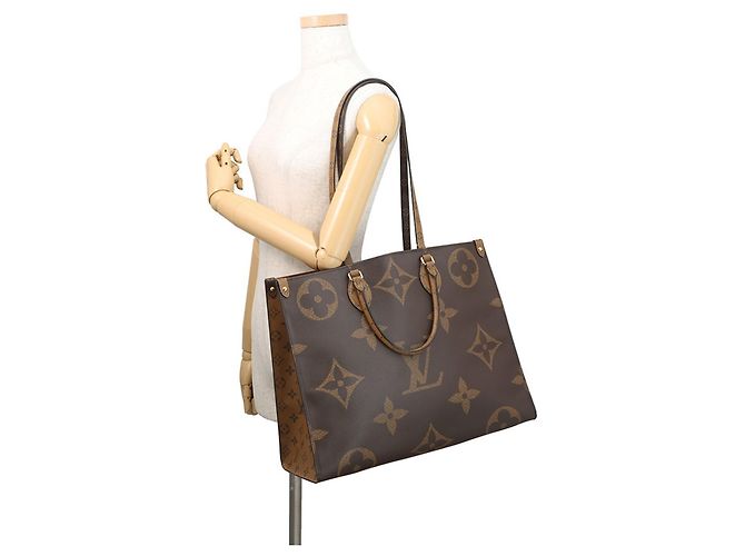 Borsa Tote OnTheGo GM Monogram Reverse Gigante Louis Vuitton Rosso - vista 5