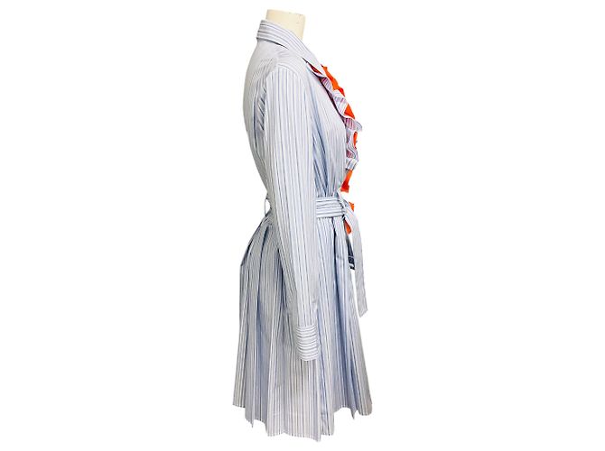 Prada Gestreiftes Midi-Shirtkleid in Hellblau / Weiß / Orange mit Rüschendetails und Gürtel - Ansicht 2