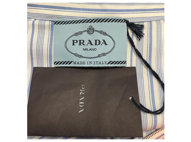 Prada Gestreiftes Midi-Shirtkleid in Hellblau / Weiß / Orange mit Rüschendetails und Gürtel - Ansicht 4