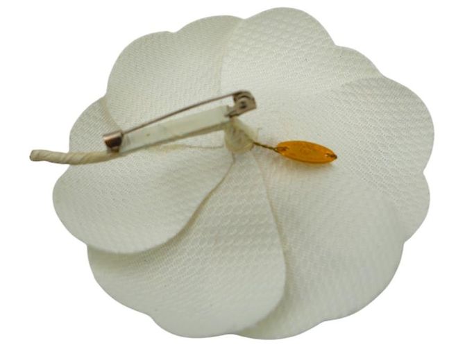 Timeless Chanel Spilla Applicata Fiore Camelia in Tessuto Bianco - vista 3