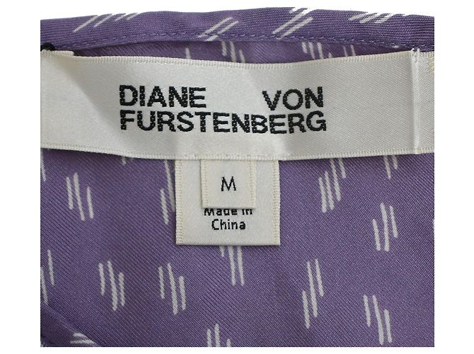 Diane von Furstenberg bedruckte Wickelbluse aus lila Seide - Ansicht 4