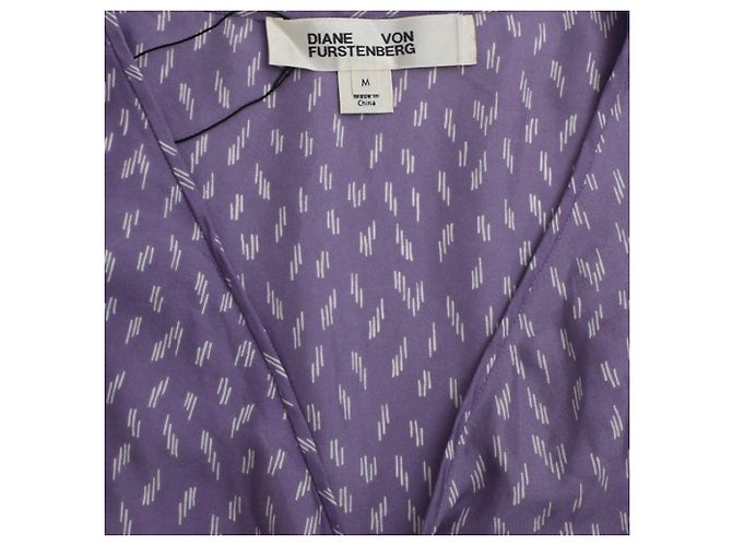 Diane von Furstenberg bedruckte Wickelbluse aus lila Seide - Ansicht 5