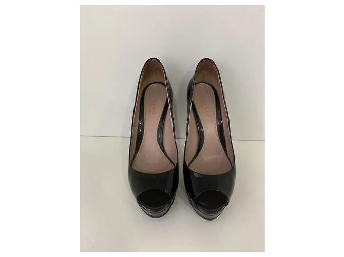 Gucci Open Toe Absatz Schuhe schwarzes Lackleder - Ansicht 2
