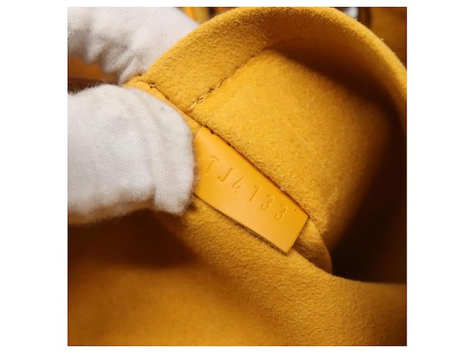 Louis Vuitton Petit Noe NM Epi Leather Giallo - vista 6