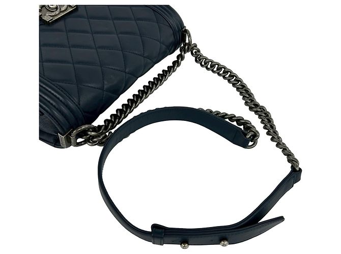 Borsa a spalla in pelle con catena Chanel Boy Coco Mark Blu navy - vista 4