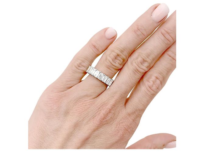 Autre Marque Voll-Eternity-Bandring aus Weißgold, mit Smaragdschliff-Diamanten. - Ansicht 5