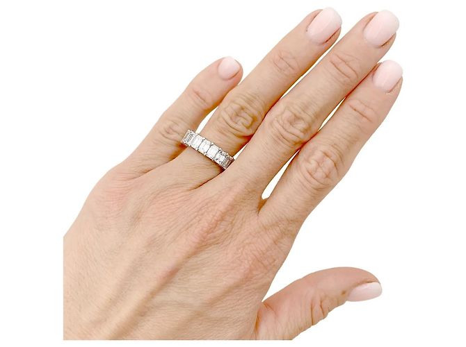 Autre Marque Voll-Eternity-Bandring aus Weißgold, mit Smaragdschliff-Diamanten. - Ansicht 6