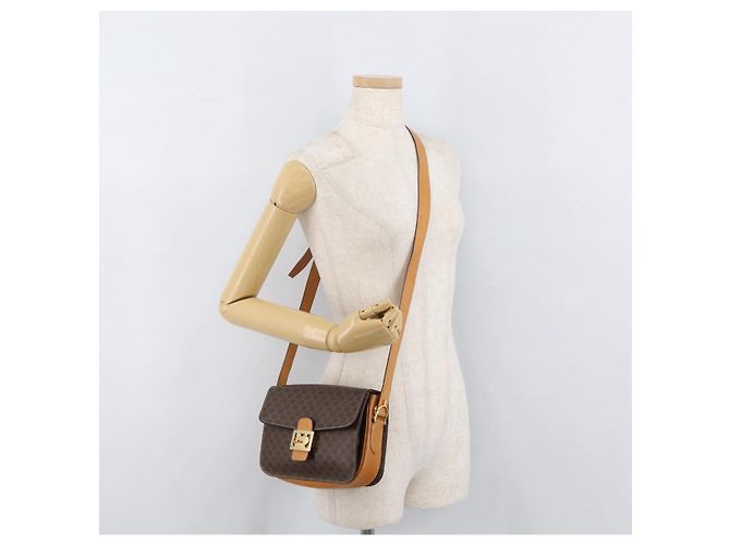 Céline Borsa in tela Macadam Celine con motivo carrozza in PVC pelle marrone oro Auth 177443A - vista 25