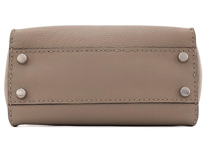 FENDI - Bolsa de Ombro Peekaboo Mini Fendi em Couro Texturizado Taupe com Alça de Python Marrom - vista 4