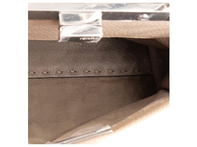 FENDI - Bolsa de Ombro Peekaboo Mini Fendi em Couro Texturizado Taupe com Alça de Python Marrom - vista 7