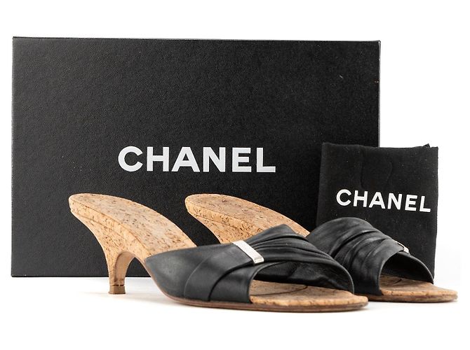 CHANEL - Mules con tacco Chanel in pelle nera e sughero marrone (T37) Nero - vista 5