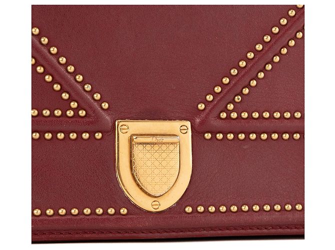 DIOR - Bolsa de Ombro Diorama em Couro Bordô com Estrelas Douradas Bordeaux - vista 5