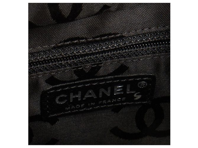 CHANEL - Borsa a Mano Cambon Chanel in Pelle Liscia Beige e Nera - vista 7