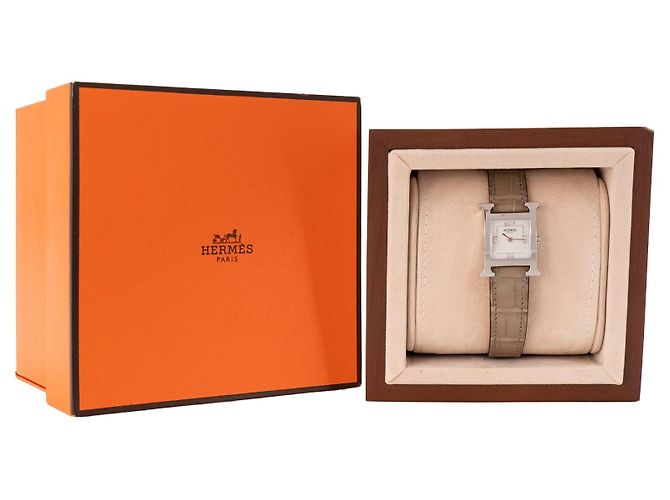 HERMÈS - Relógio Heure H PM em couro de jacaré taupe e metal prateado Bege - vista 8