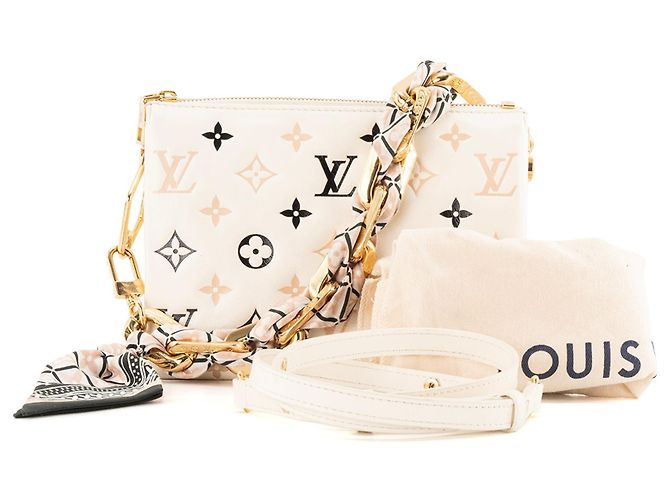 LOUIS VUITTON - Borsa a Spalla Coussin PM Louis Vuitton in Pelle Beige Edizione Limitata - vista 10
