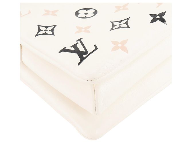 LOUIS VUITTON - Borsa a Spalla Coussin PM Louis Vuitton in Pelle Beige Edizione Limitata - vista 7