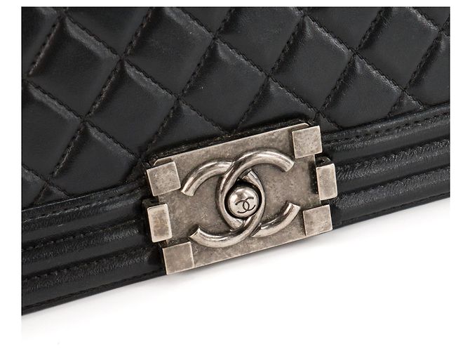 CHANEL - Umhängetasche Boy Chanel aus schwarzem Glattleder - Ansicht 5