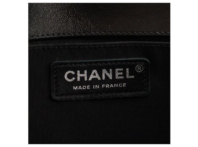 CHANEL - Umhängetasche Boy Chanel aus schwarzem Glattleder - Ansicht 7