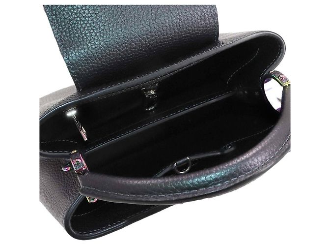 Borsa a mano/spalla Louis Vuitton Capucines BB in pelle taurillon nera metallica () con RFID. Nero - vista 6