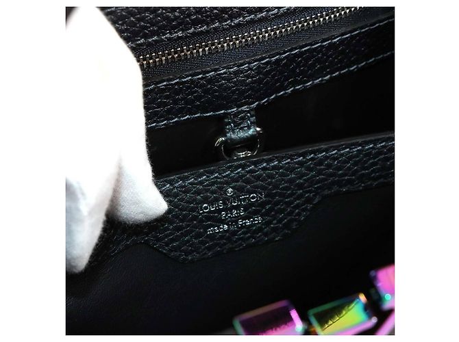 Borsa a mano/spalla Louis Vuitton Capucines BB in pelle taurillon nera metallica () con RFID. Nero - vista 7