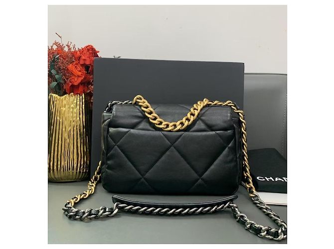 Borsa Chanel 19 piccola nera in agnello con catena dorata Nero - vista 2