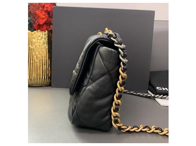 Borsa Chanel 19 piccola nera in agnello con catena dorata Nero - vista 3