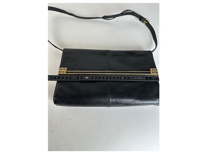 Vintage Givenchy Schultertasche aus schwarzem Leder - Ansicht 10