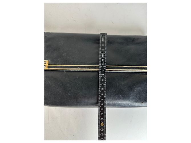 Vintage Givenchy Schultertasche aus schwarzem Leder - Ansicht 11