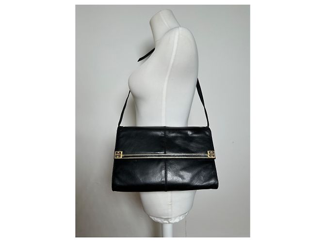 Vintage Givenchy Schultertasche aus schwarzem Leder - Ansicht 14