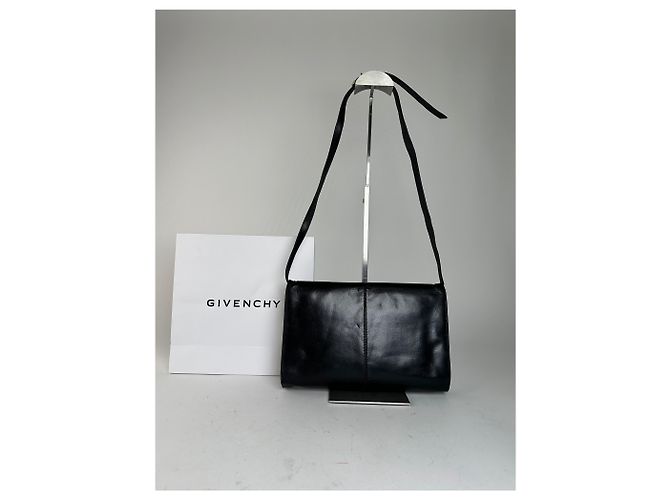 Vintage Givenchy Schultertasche aus schwarzem Leder - Ansicht 2